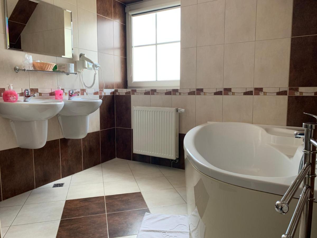 Hotel Kameleon Tarnobrzeg Dış mekan fotoğraf