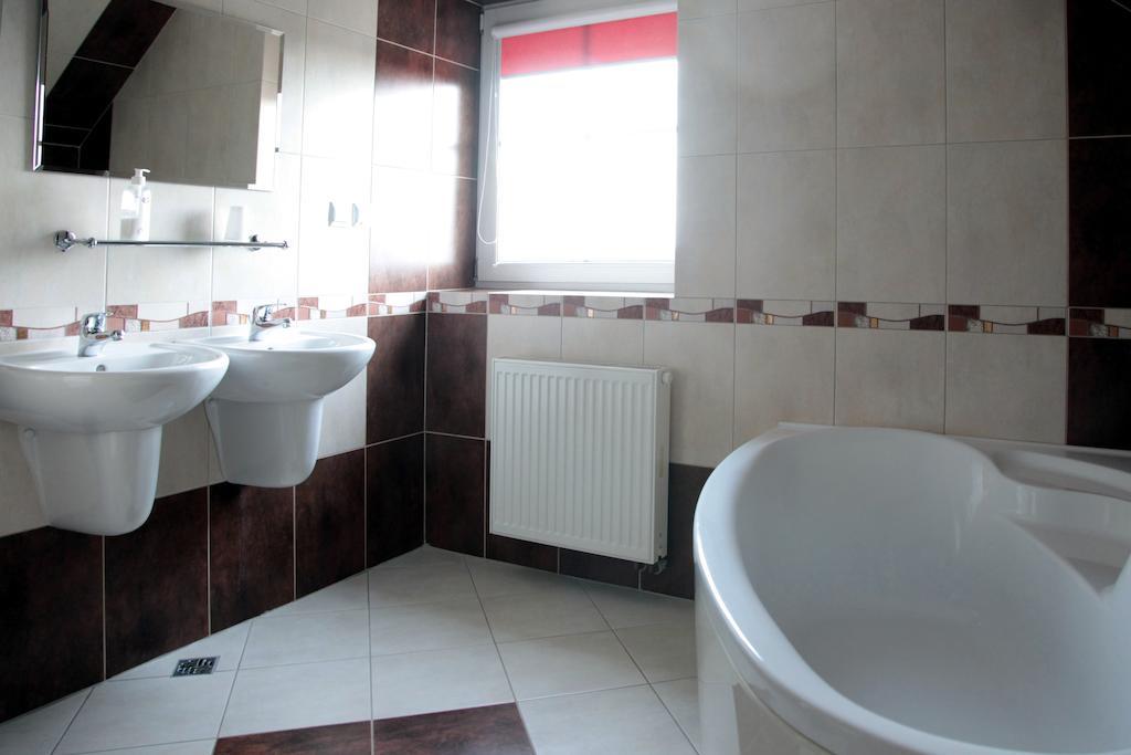 Hotel Kameleon Tarnobrzeg Oda fotoğraf